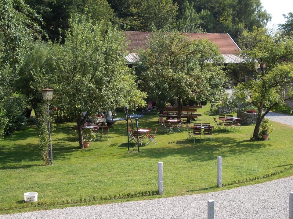Weitläufiger Garten mit Tischen zum Essen Huberhof