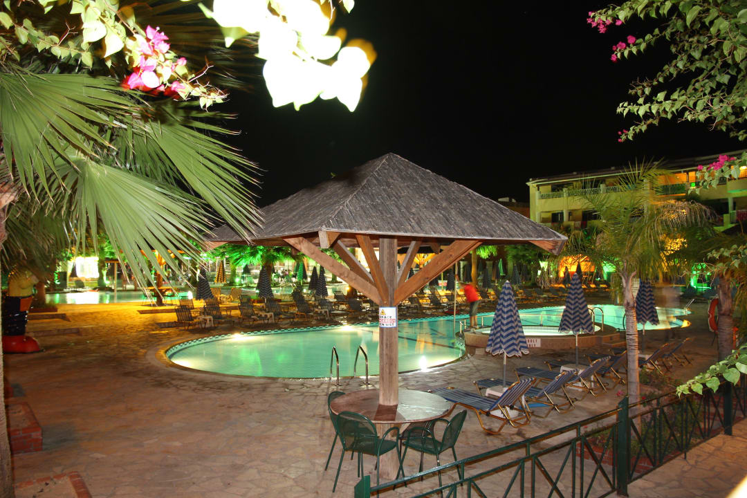 Wieczorem Caretta Beach Resort & WaterPark