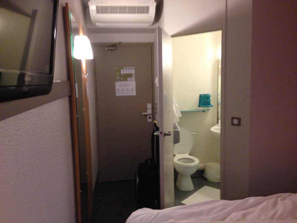 Bedroom and entrance B&B Hotel Strasbourg Nord Industrie