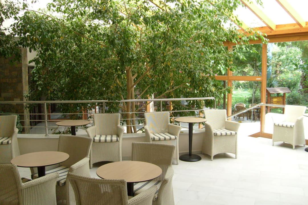 Sitzplätze bei der Hotelbar Apollonia Beach Resort & Spa
