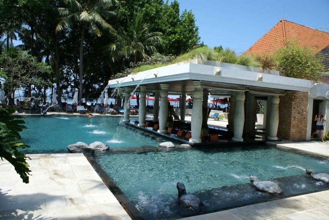 Hauptpool mit Poolbar Puri Santrian