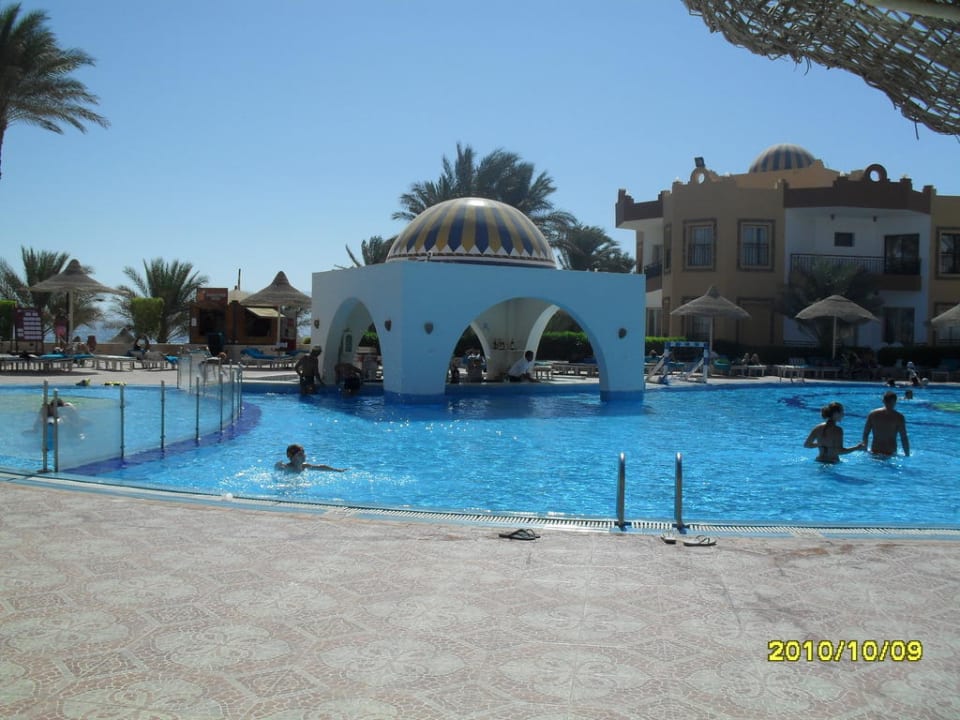 Basen przy plazy Hotel Nubian Village