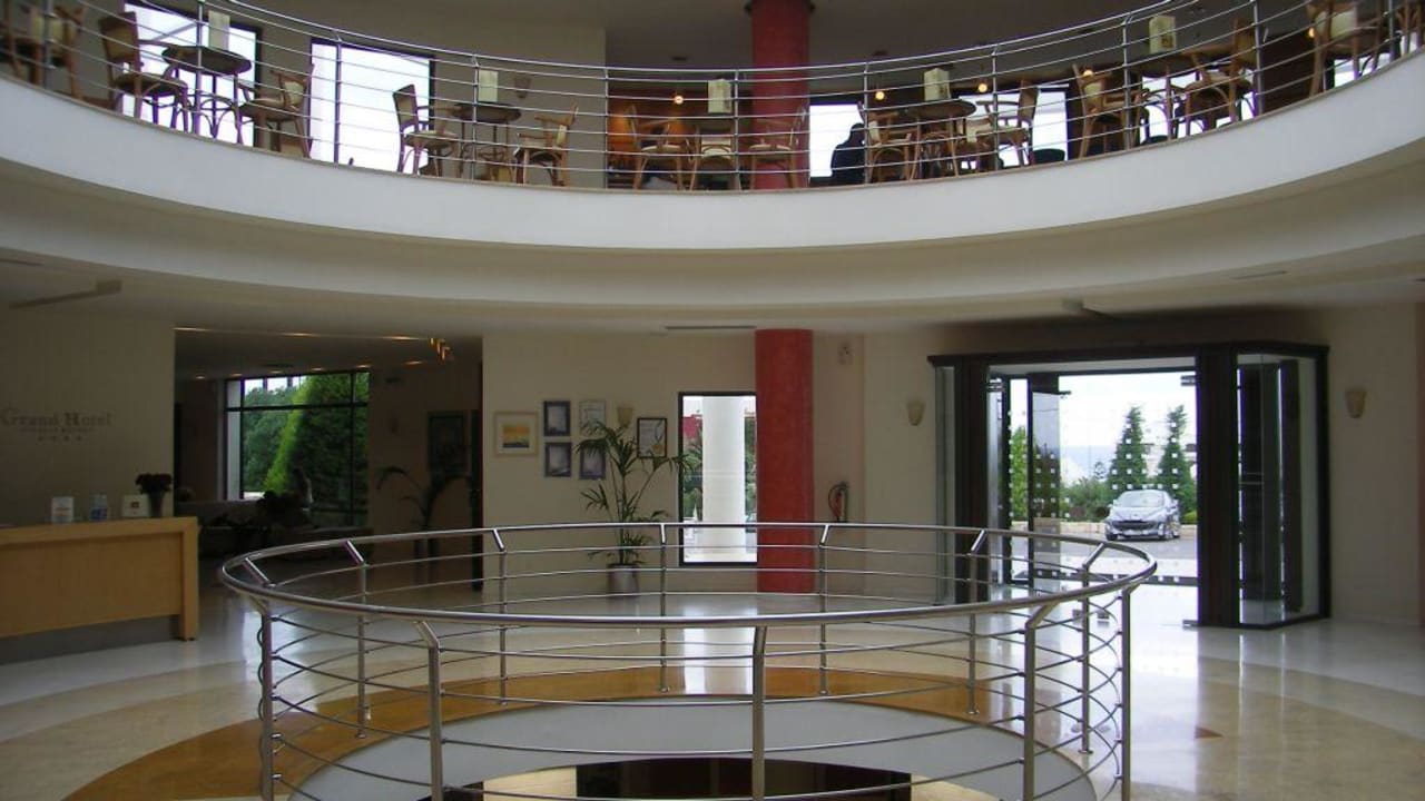 Eingang mit Rezeption und Bar im OG Grand Hotel Holiday Resort