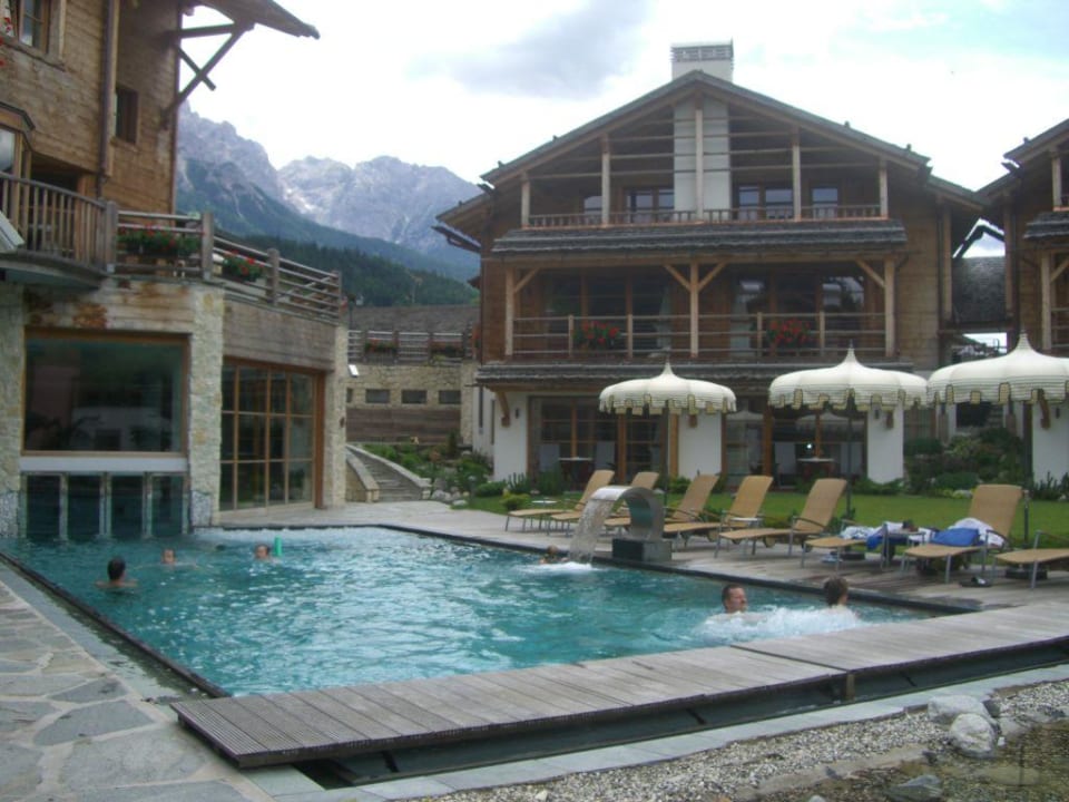 Pool von der anderen Seite Post Alpina - Family Mountain Chalets