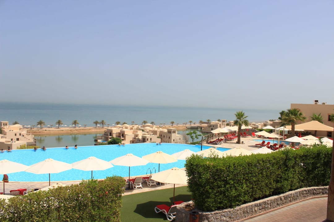 Blick vom Eingang des Hotels zum Pool The Cove Rotana Resort