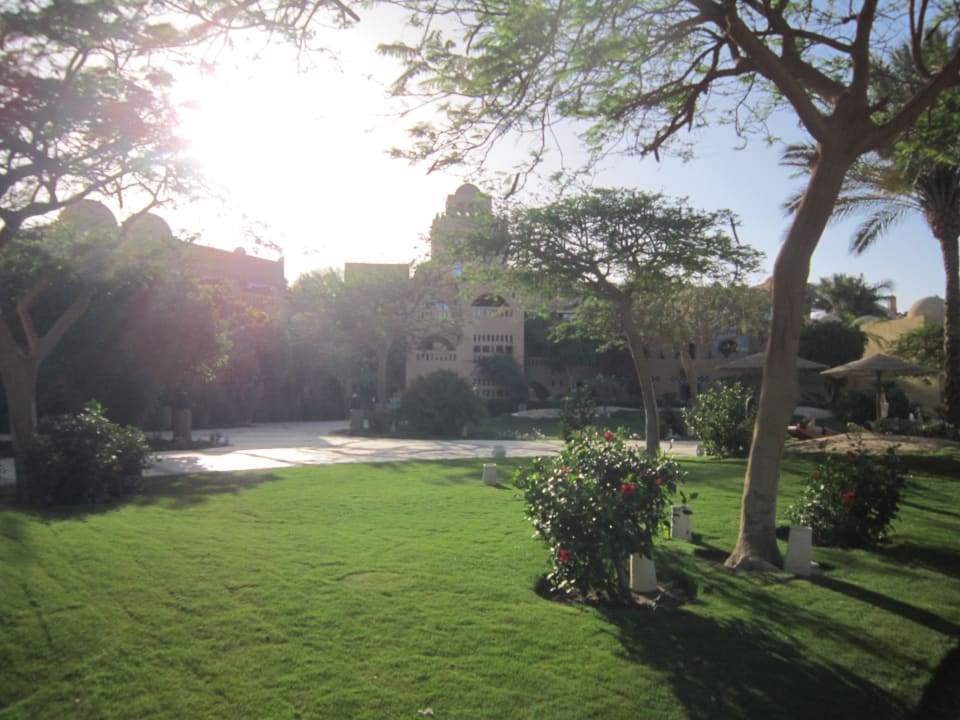 Garten Richtung Hotel guckend links Grand Makadi