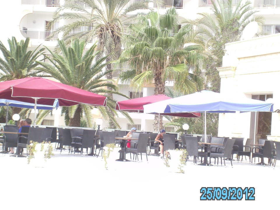 Sitzgelegenheiten beim Pool  Royal Lido Resort & Spa