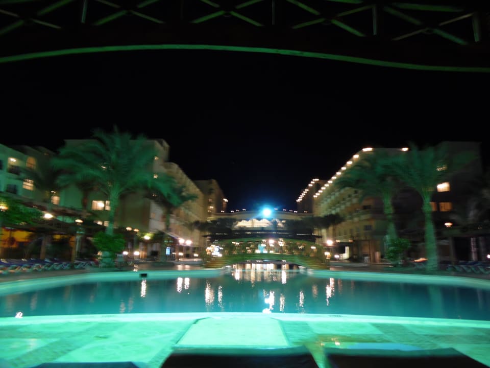 Bei Nacht Riviera Aqua Park Resort