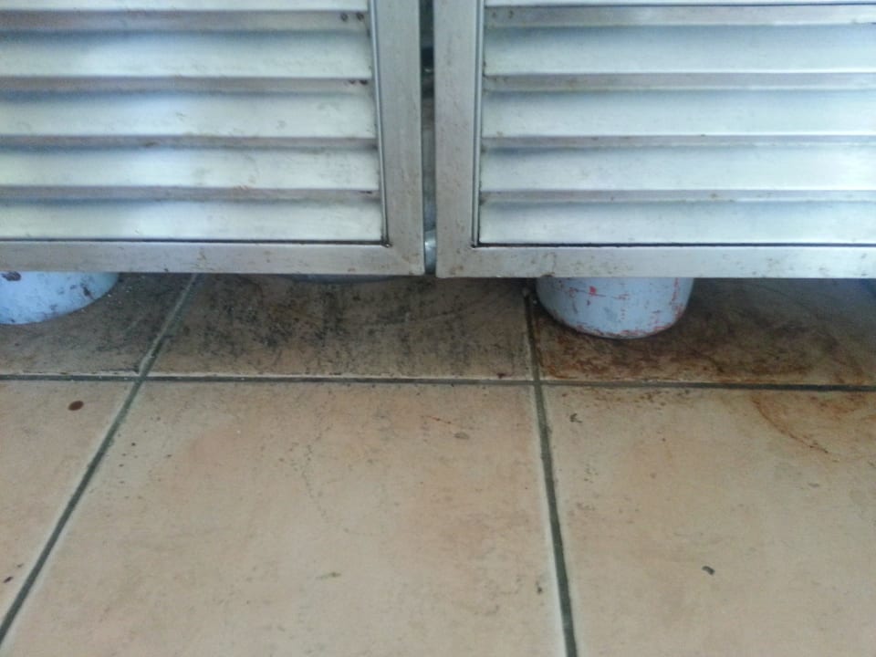 Pod szafkammi w jadalni  pod szafka z piwem TUI SUNEO Chrissi Amoudia