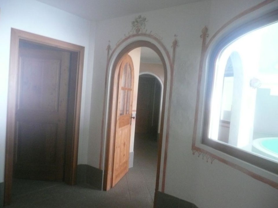 Eingang zum Hallenbad Biovita Hotel Alpi
