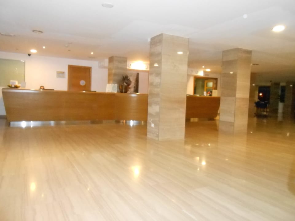 Heller Boden ,sehr saubere Lobby allsun Hotel Pil-lari Playa