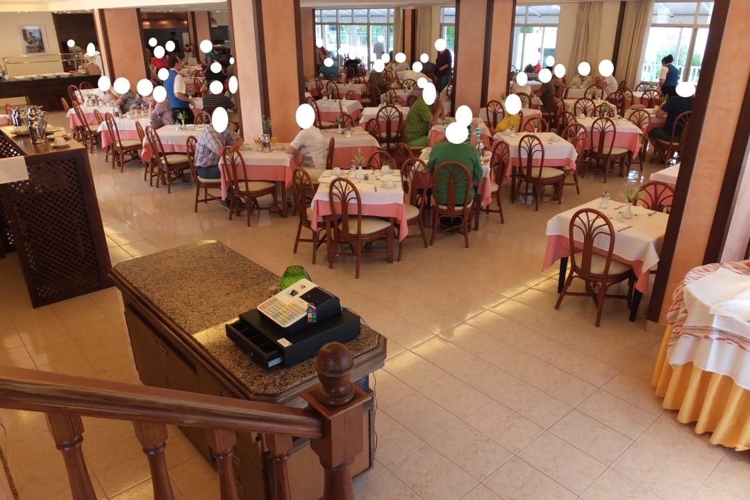 Blick vom erhöhten Eingang in den Speisesaal Grupotel Farrutx