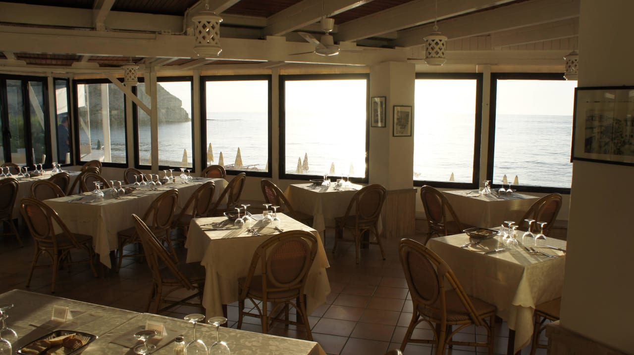Restaurant am Abend  Le Roccette Mare Beach Hotel & Restaurant