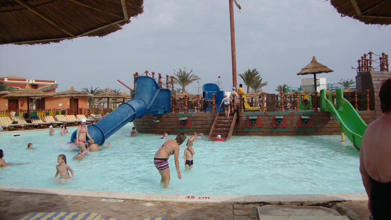 Kinderpool 30 Grad warm , 45 cm Wassertiefe Titanic Beach Spa & Aqua Park