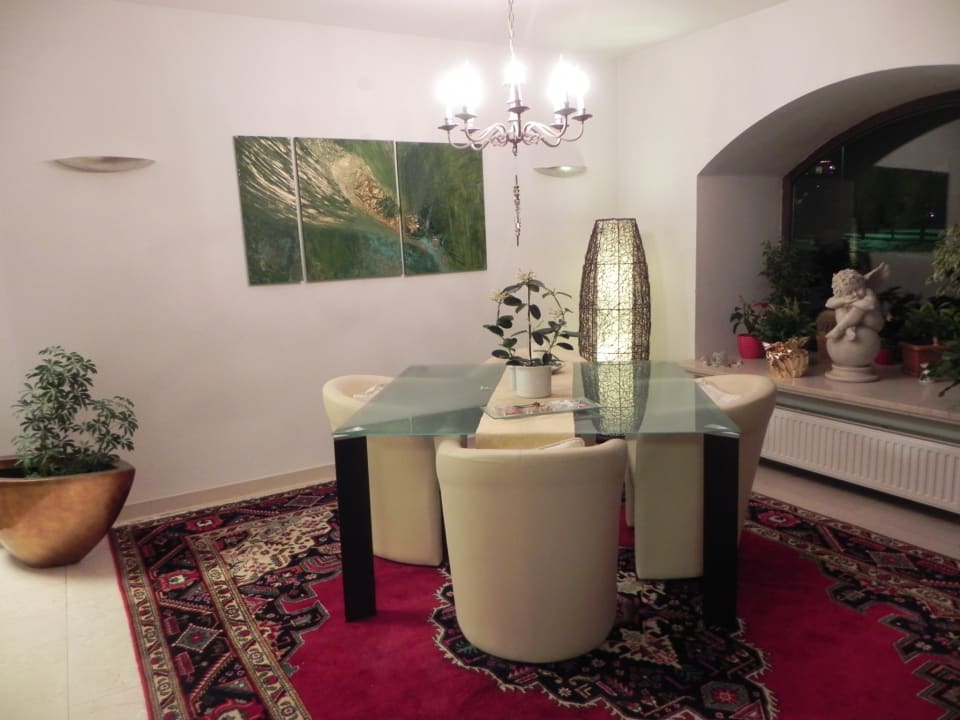 Lobby Wohnen by Lizzy Rohrmoser