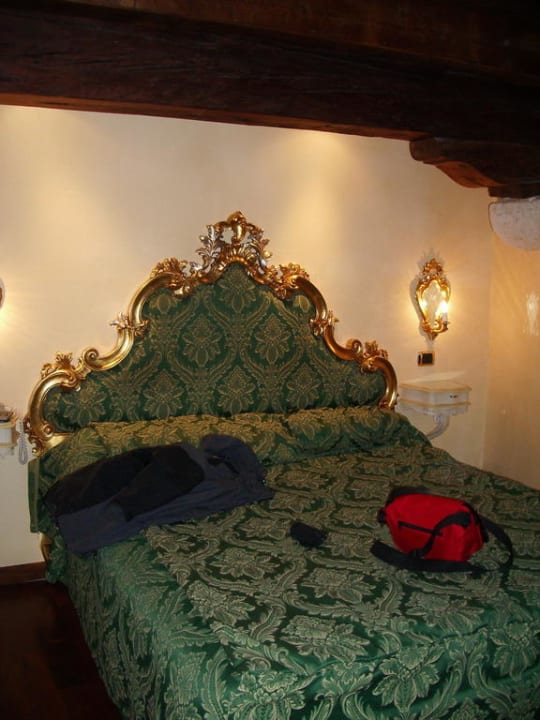 Bett im Zimmer 07 Hotel Vecellio