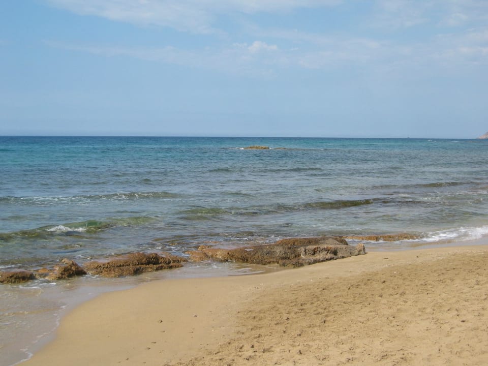 Strand mit Felsplatten allsun Hotel Carolina Mare