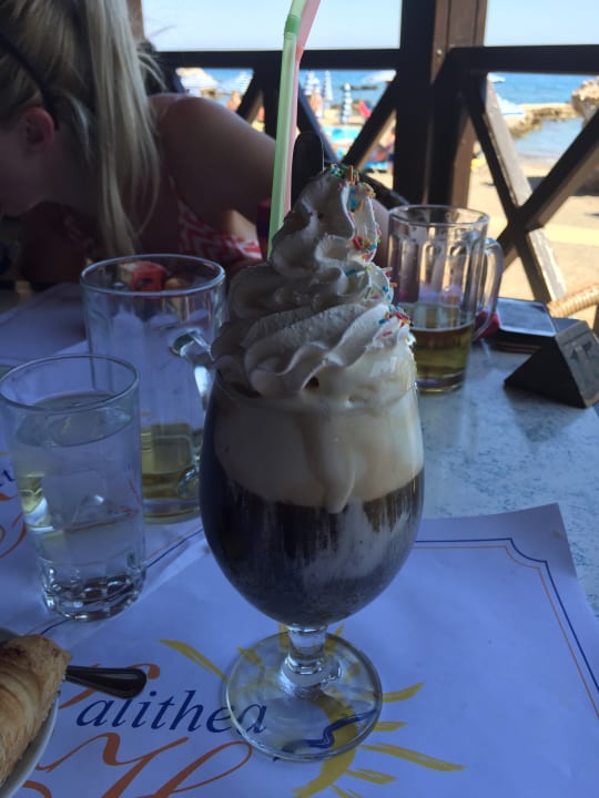Eiskaffee am Strand Hotel Kalithea Horizon Royal