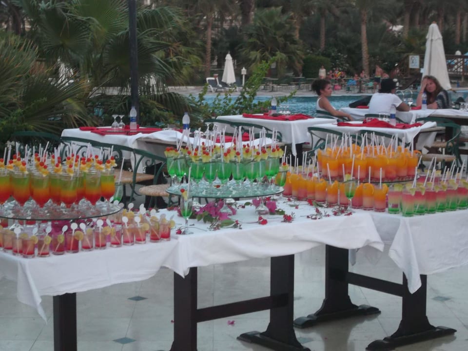 Večerní koktejly Brayka Bay Resort