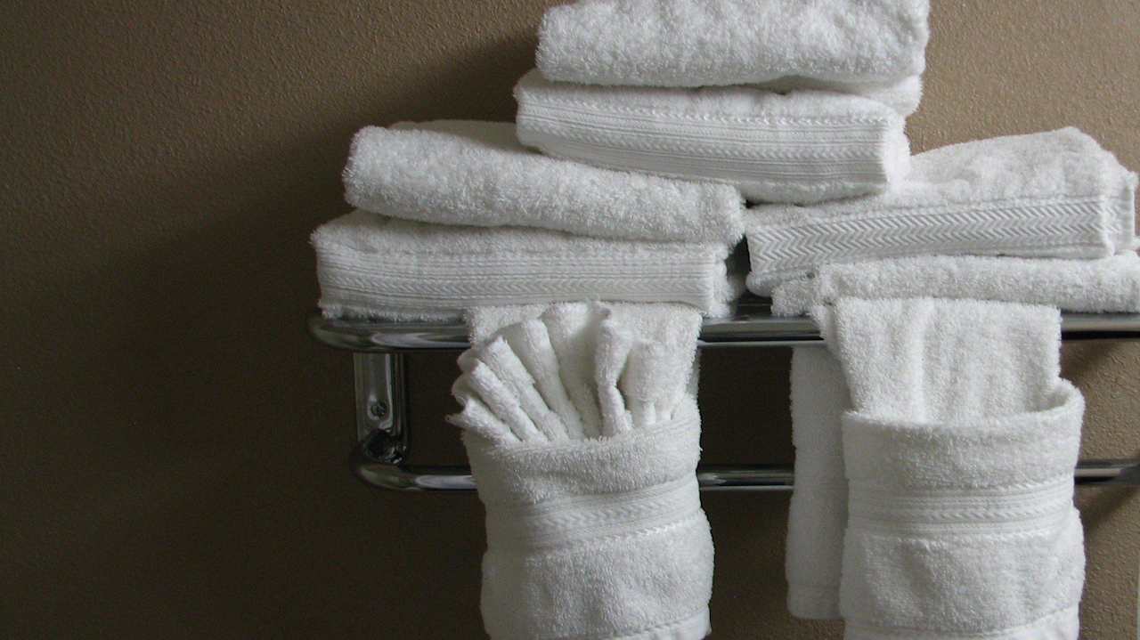 Bad Hotel d’Lins Ontario Airport