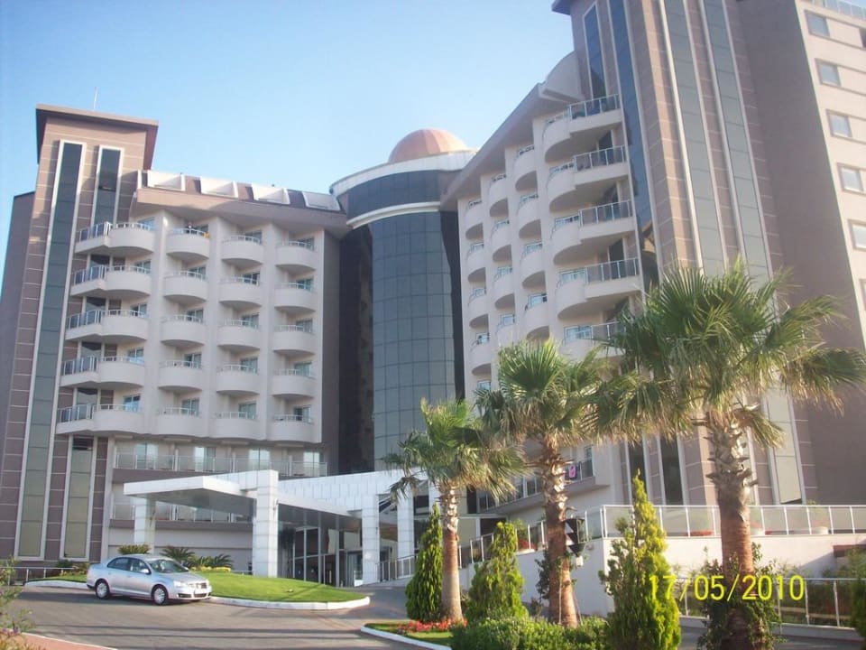 Vorderansicht des Hotels Saturn Palace Resort Hotel