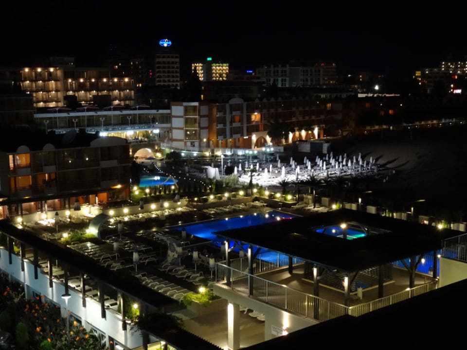 Basen duży nocą Burgas Beach Hotel