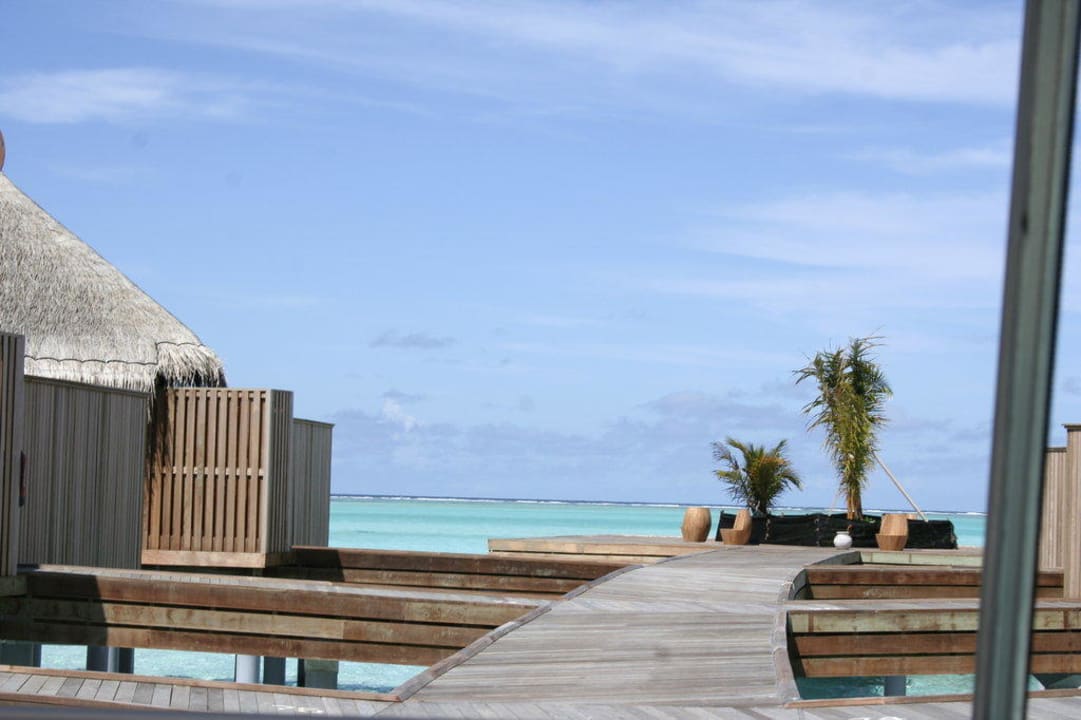 Steg zu den letzten Watervillas Constance Moofushi Maldives
