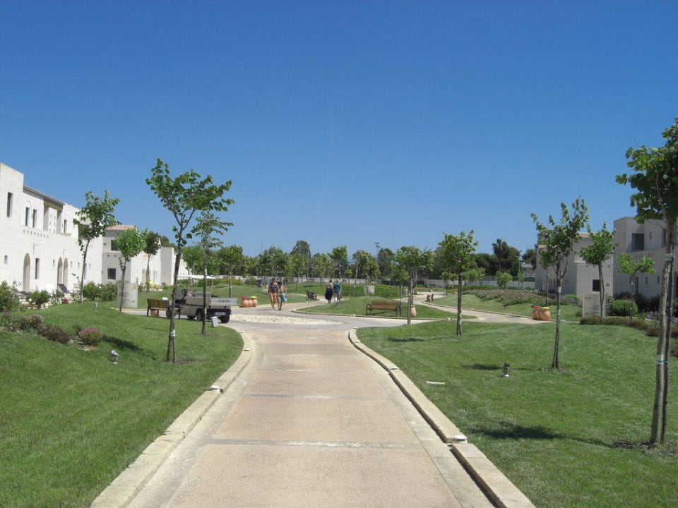 Weg zu den Hotelzimmern Vivosa Apulia Resort