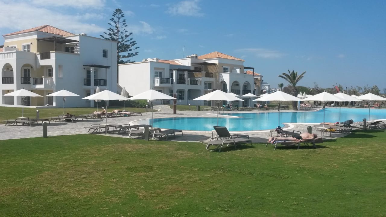 Pool am strand Neptune Luxury Resort