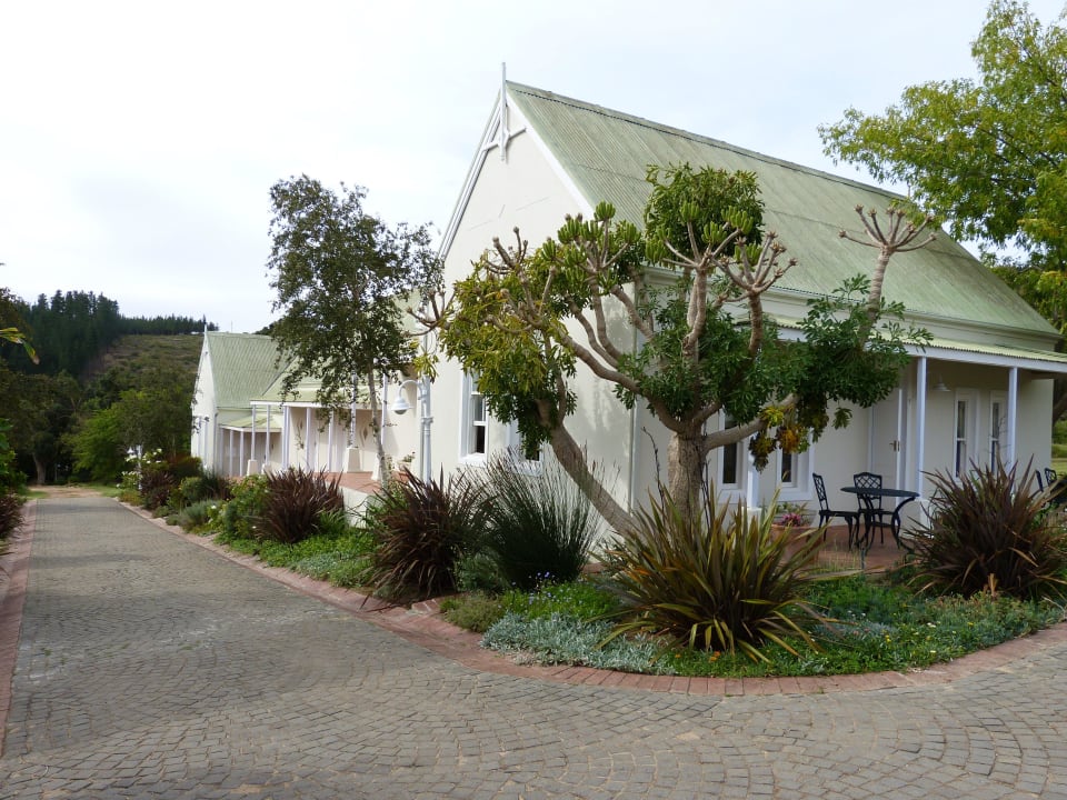 Gartenanlage vor den Zimmern Auberge Rozendal Winefarm