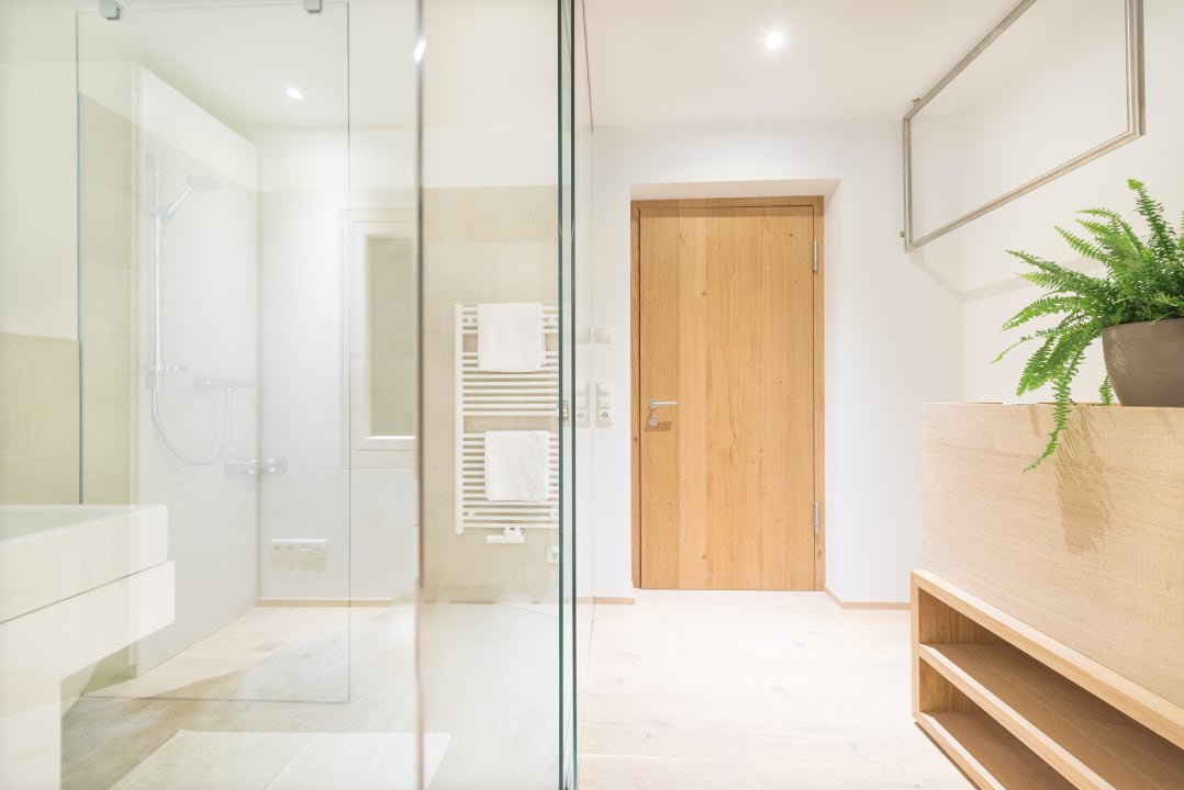 Zimmer/Bad Hotel Lün