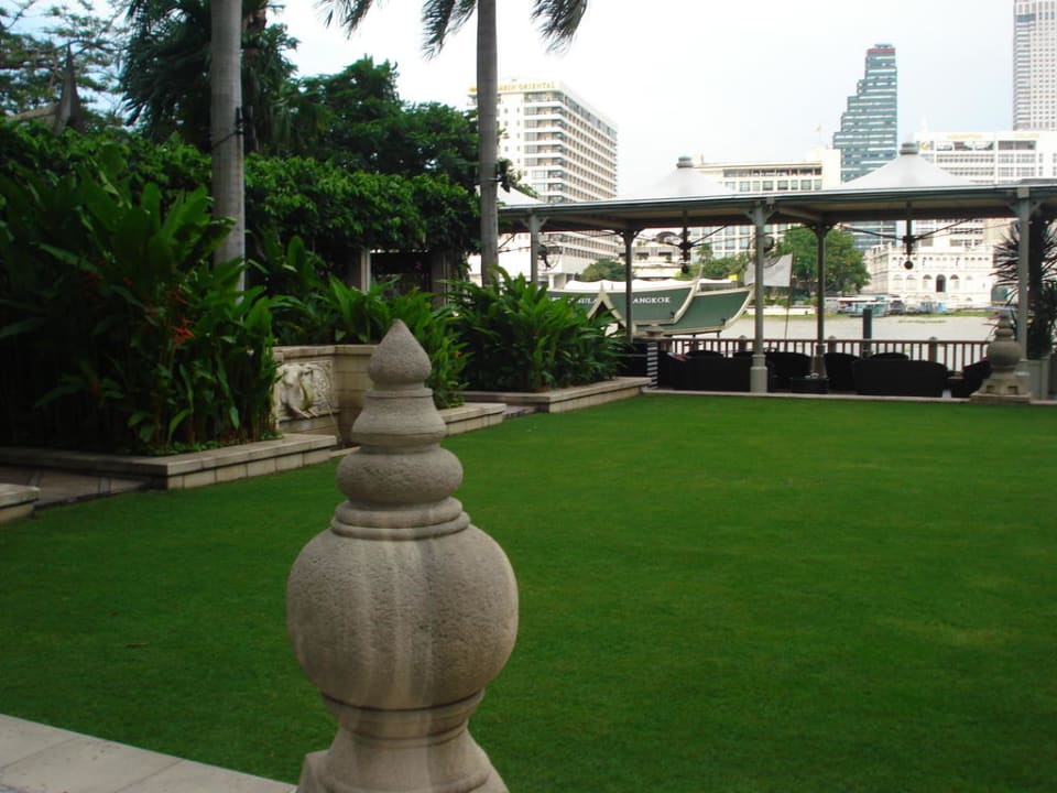 Rasen vor der Terrasse Hotel The Peninsula Bangkok