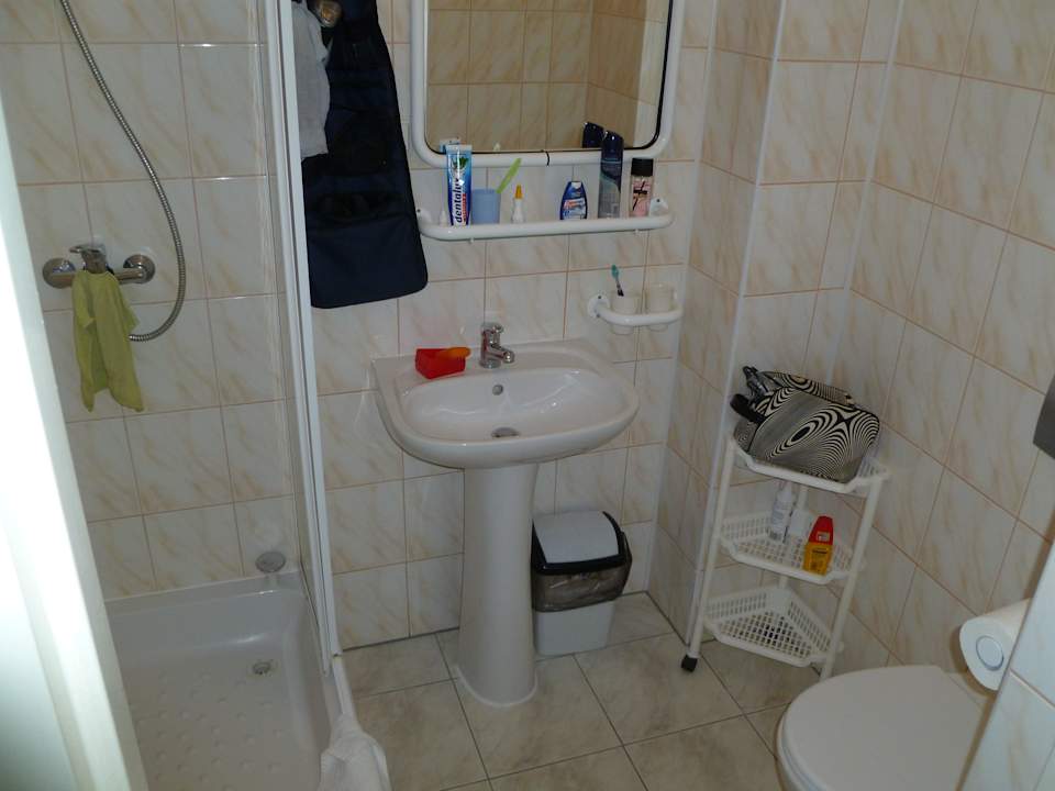 Im Bad kein Fön, Duschtür defekt, Brausehalter defekt Relax Inn Health & Spa