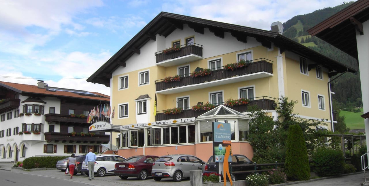 Hotelvorderseite Hotel Alpenhof