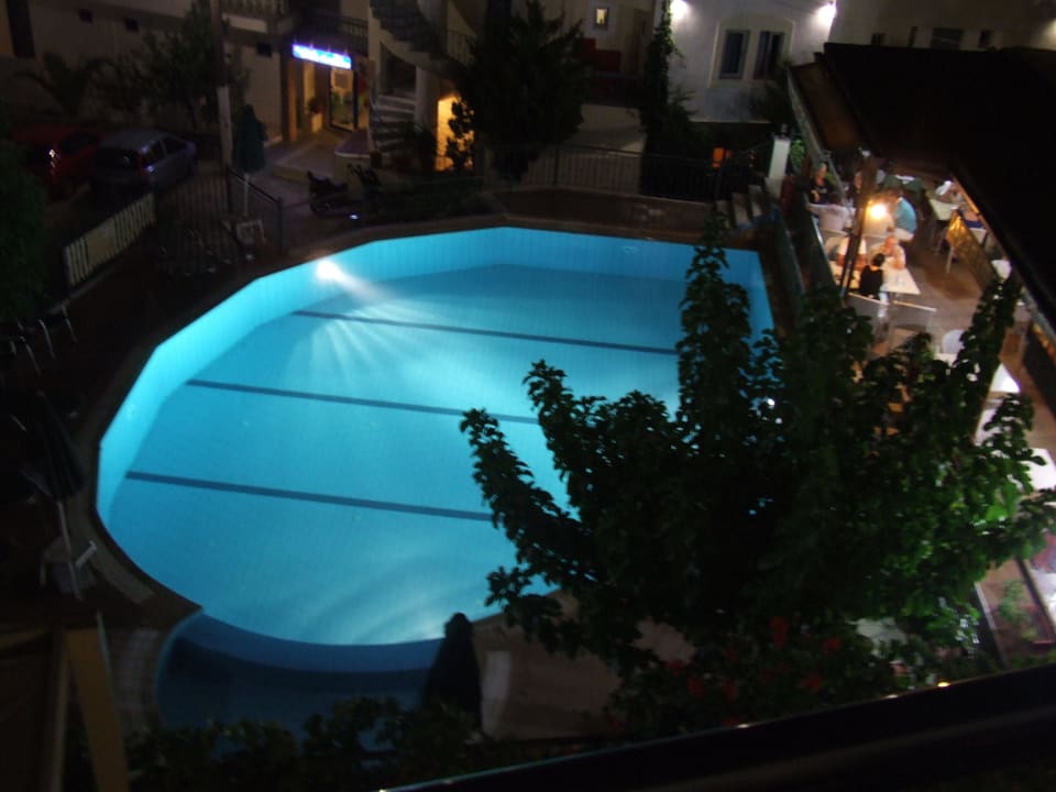 Bei Nacht Ariadne Apartments