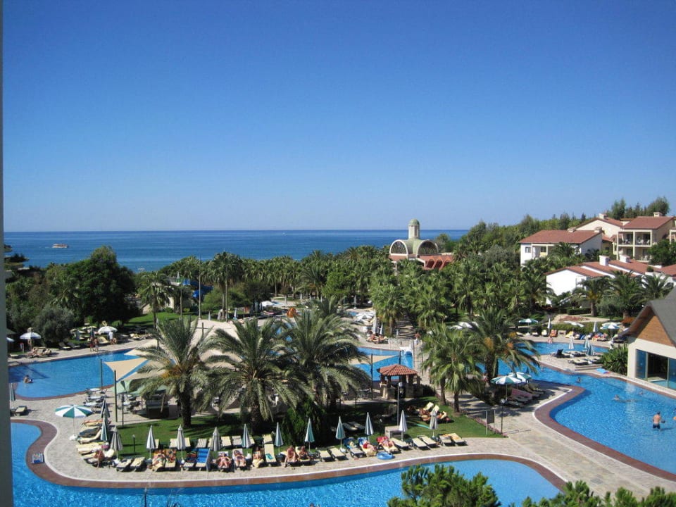Blick vom Balkon auf die Hotelanlage Arum Barut Collection