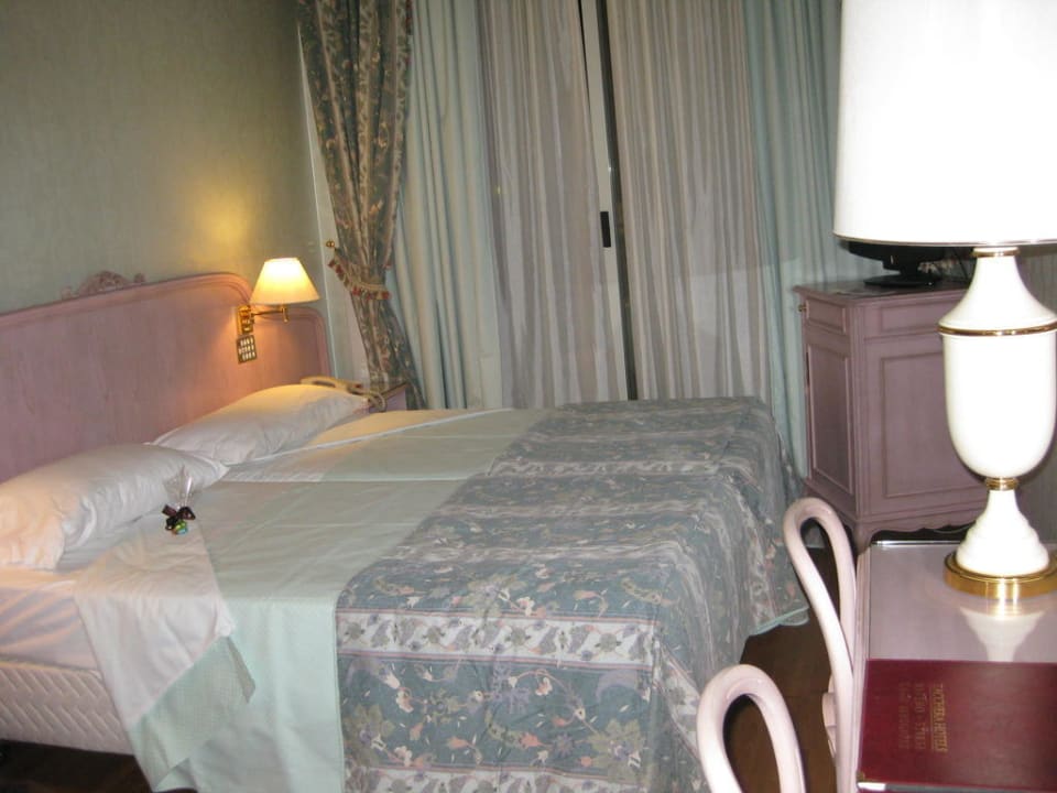 Zimmer sehr klein aber sauber Grand Hotel Bristol