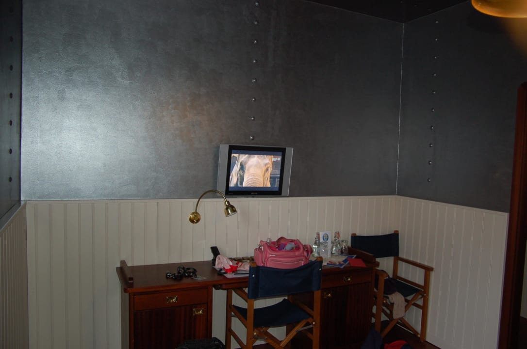 Schreibtisch und TV Hotel Dömitzer Hafen