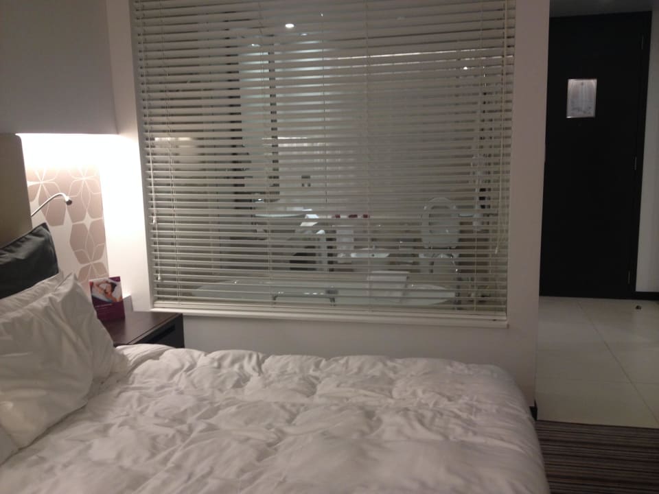 Aussicht vom Bett ins Badezimmer Crowne Plaza Hotel Yas Island