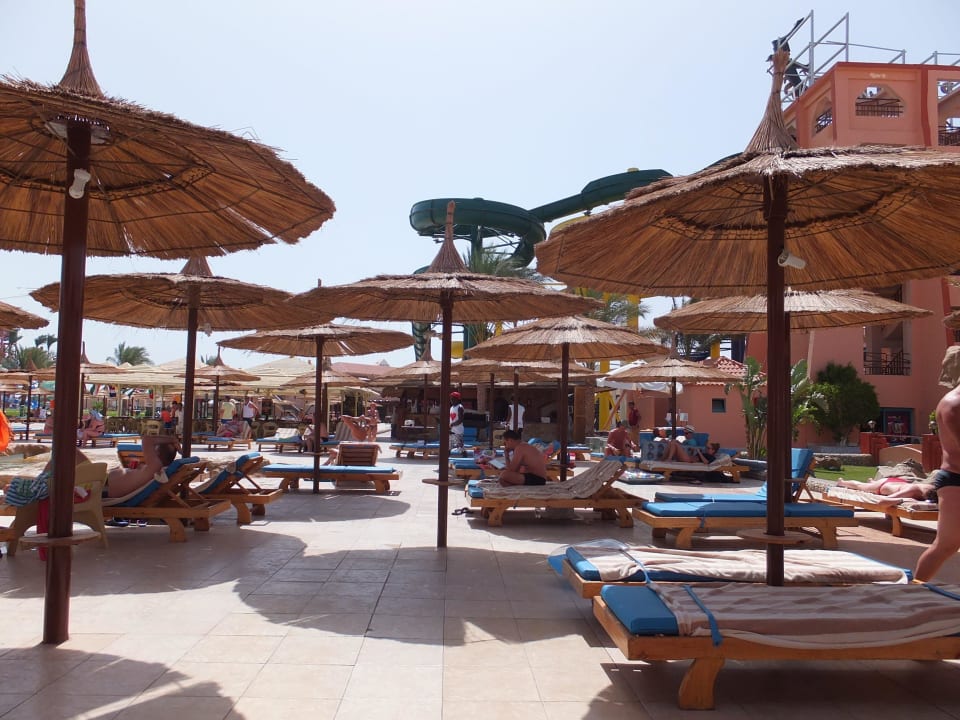 Leżaki przy basenie Pickalbatros Aqua Park Resort - Hurghada