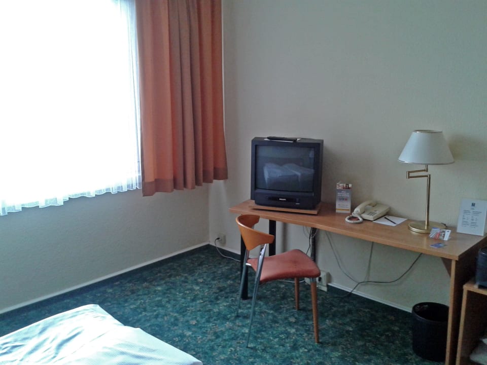 TV und Schreibtisch Hotel Berlin Lichtenberg