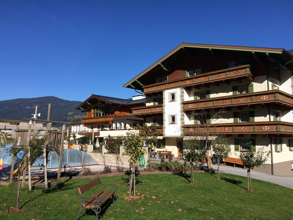 Ansicht aus der Sicht der Ziegen vom Streichelzoo Hotel Taxerhof