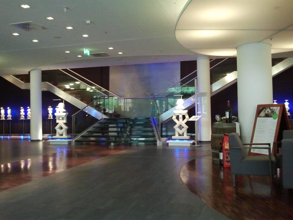 Treppe von der Rezeption zum ersten Obergeschoss centrovital Hotel Berlin