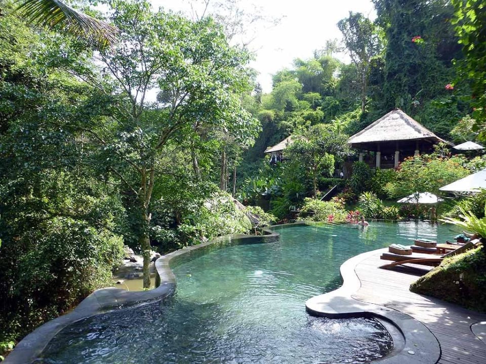 Der untere Pool liegt im Dschungel Maya Ubud Resort & Spa Bali