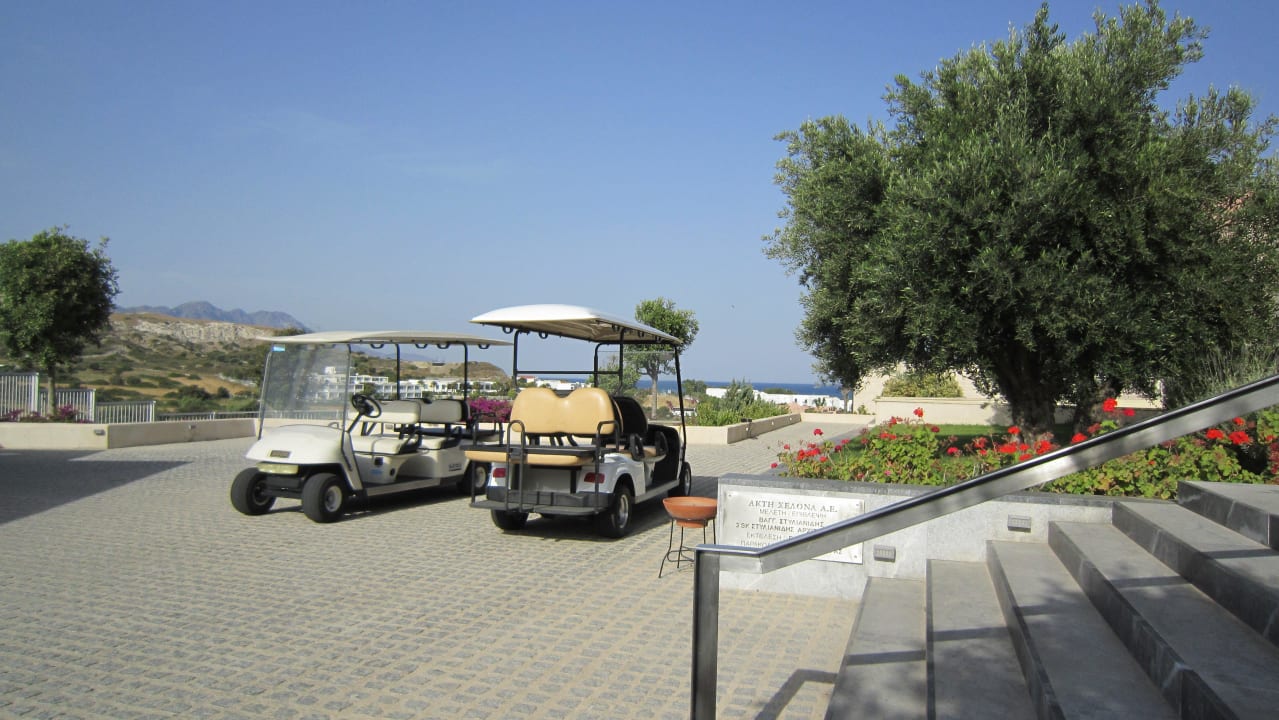 Mit dem Caddy wird man zum Zimmer gefahren Atlantica Belvedere Resort