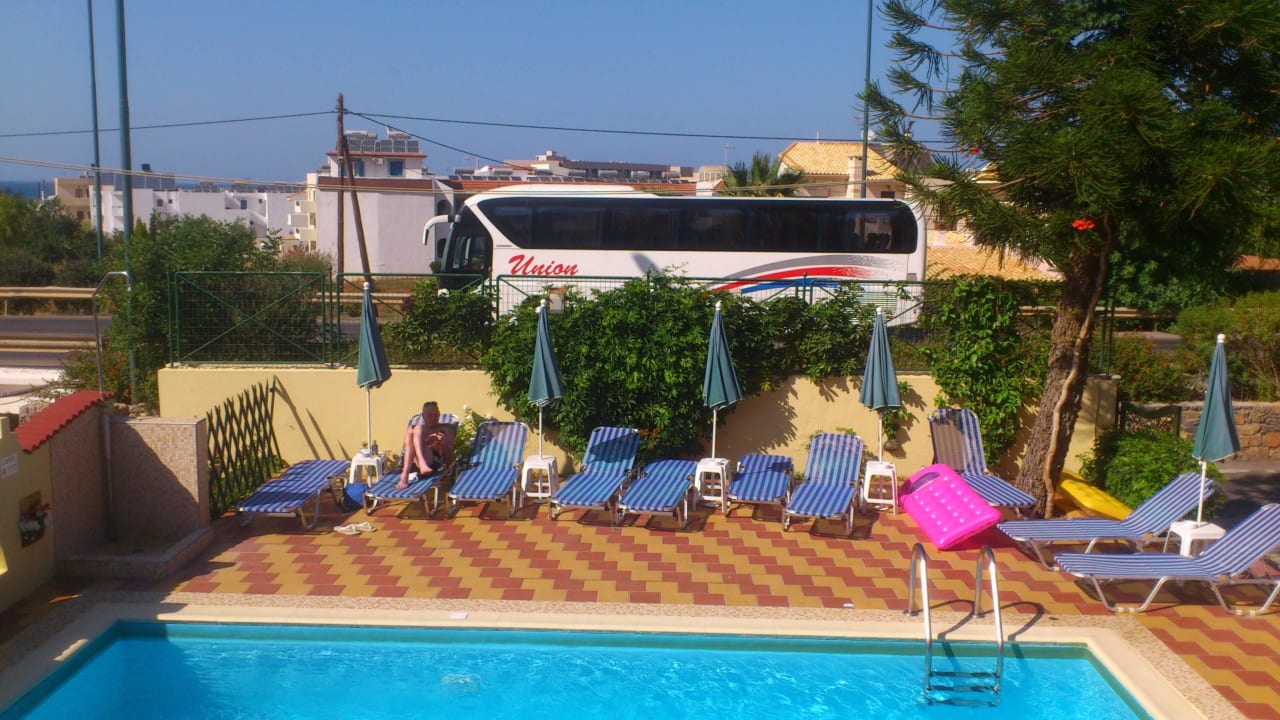 Straße vor dem Hotel Apartments Kyriakos Family