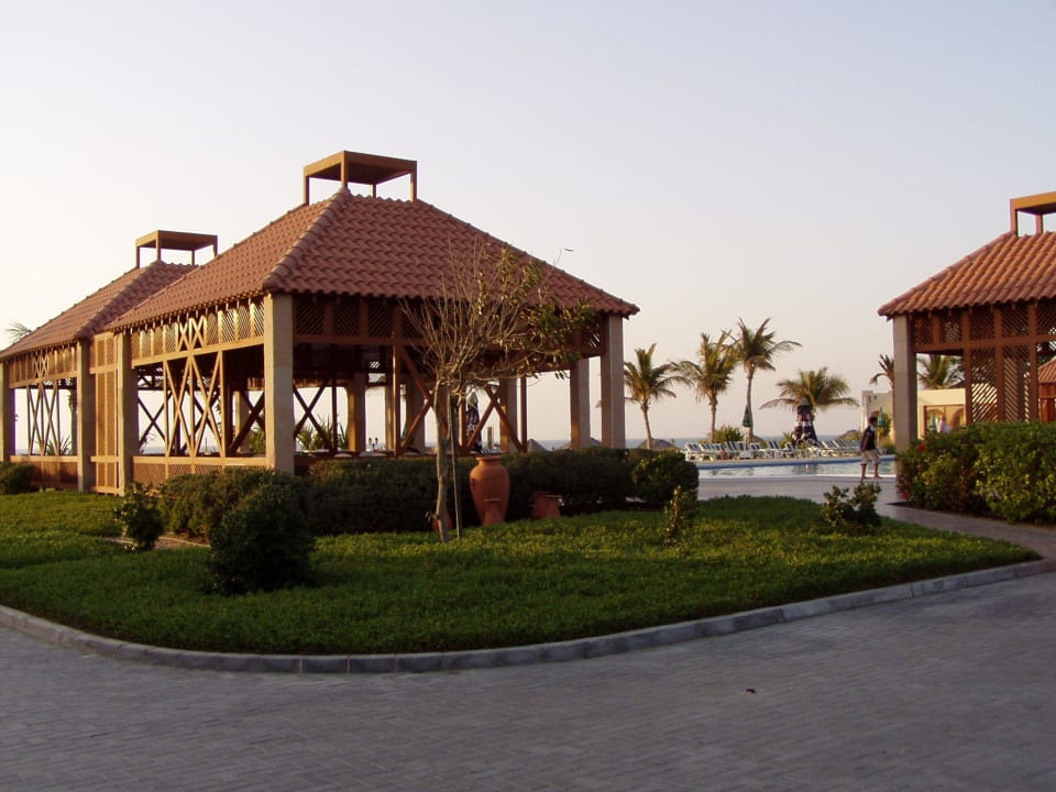 Zahrada s bazénem Umm Al Quwain Beach Hotel