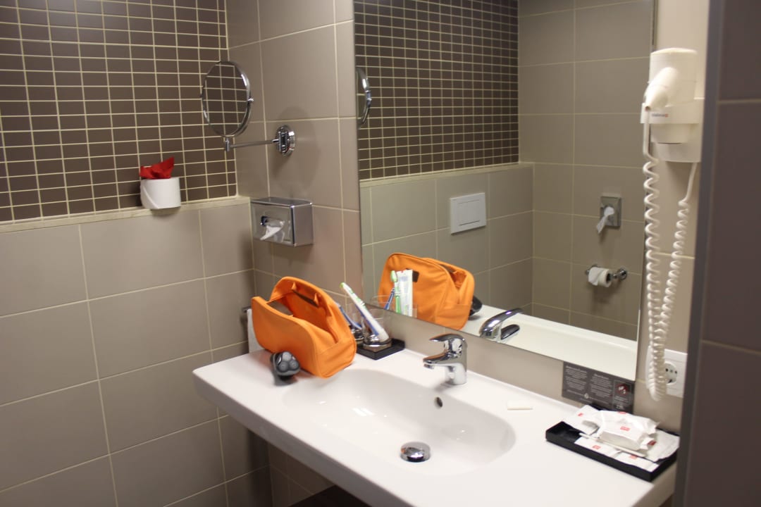 Bad im Doppelzimmer Hotel Riu Bravo