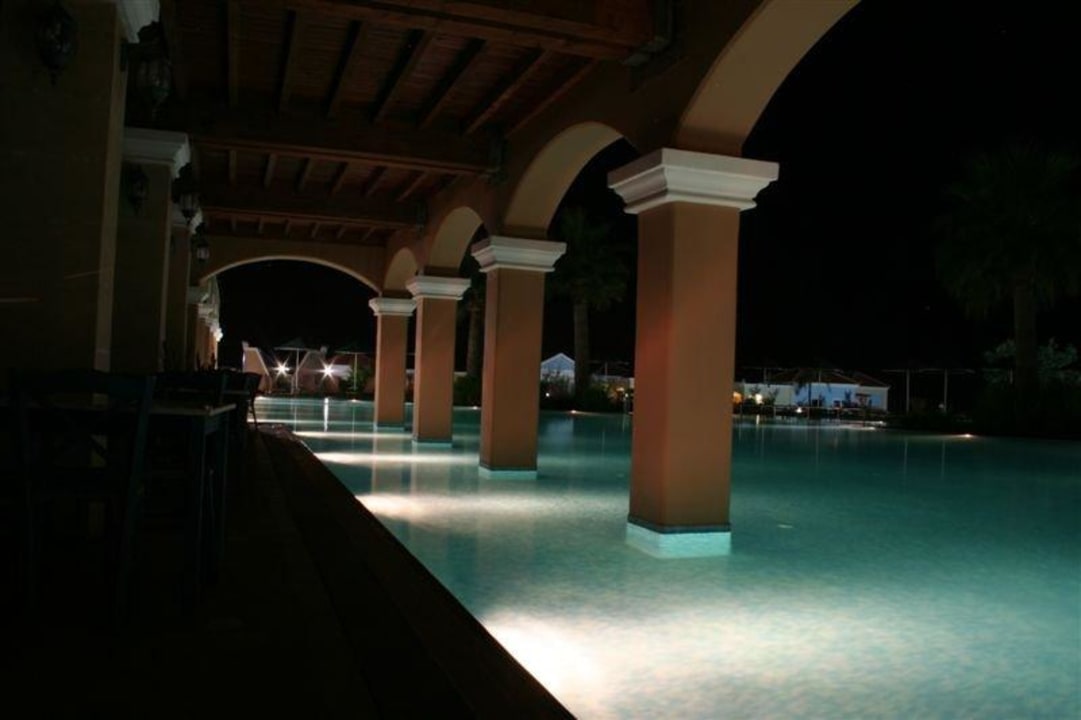 Widok na basen z restauracji nocą Lindos Imperial Resort & Spa