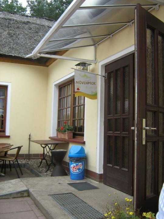 Ресторан во дворе отеля Hotel Kleine Residenz am Tierpark